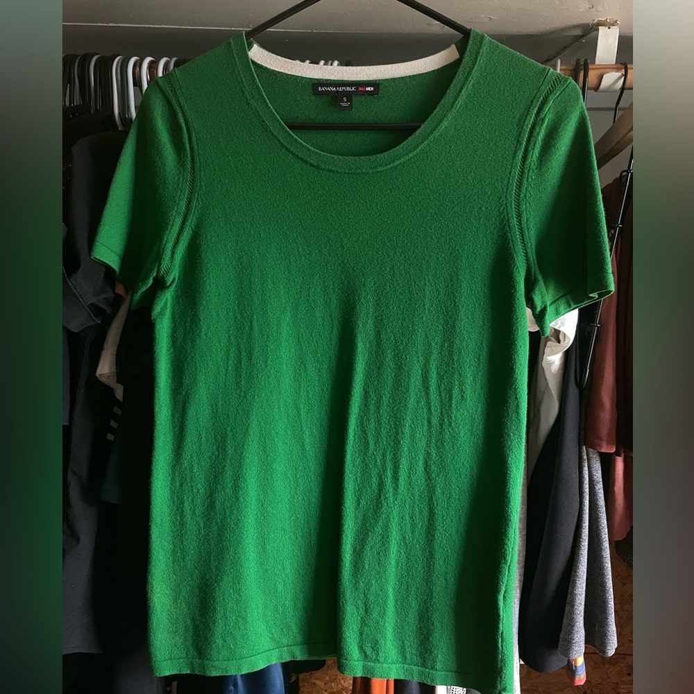 Green short sleeved sweater